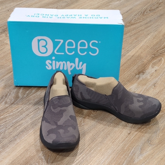 Bzees Shoes - 💚🍂🍃 NIB Bzees Camouflage Slip-On Sneakers Women's size 6💚🍂🍃